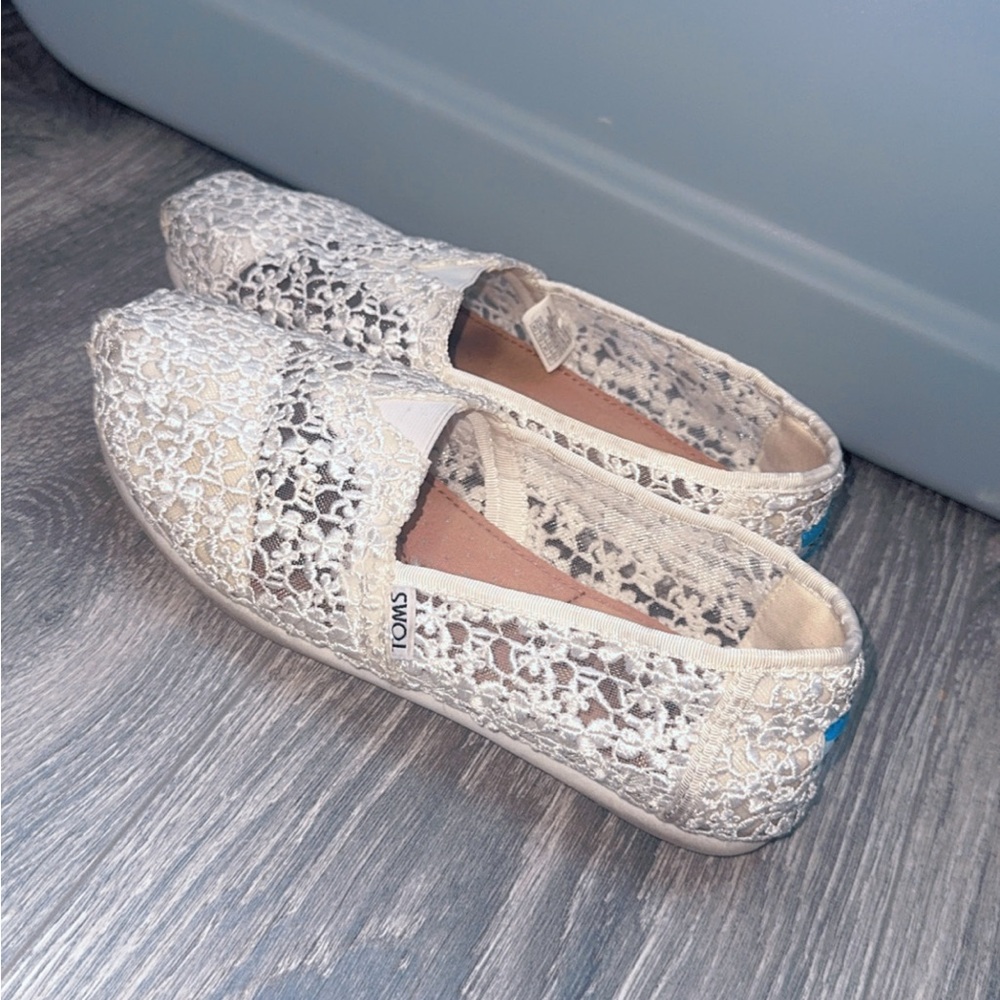 Toms White Canvas Flats with Elastic Slip-On Design